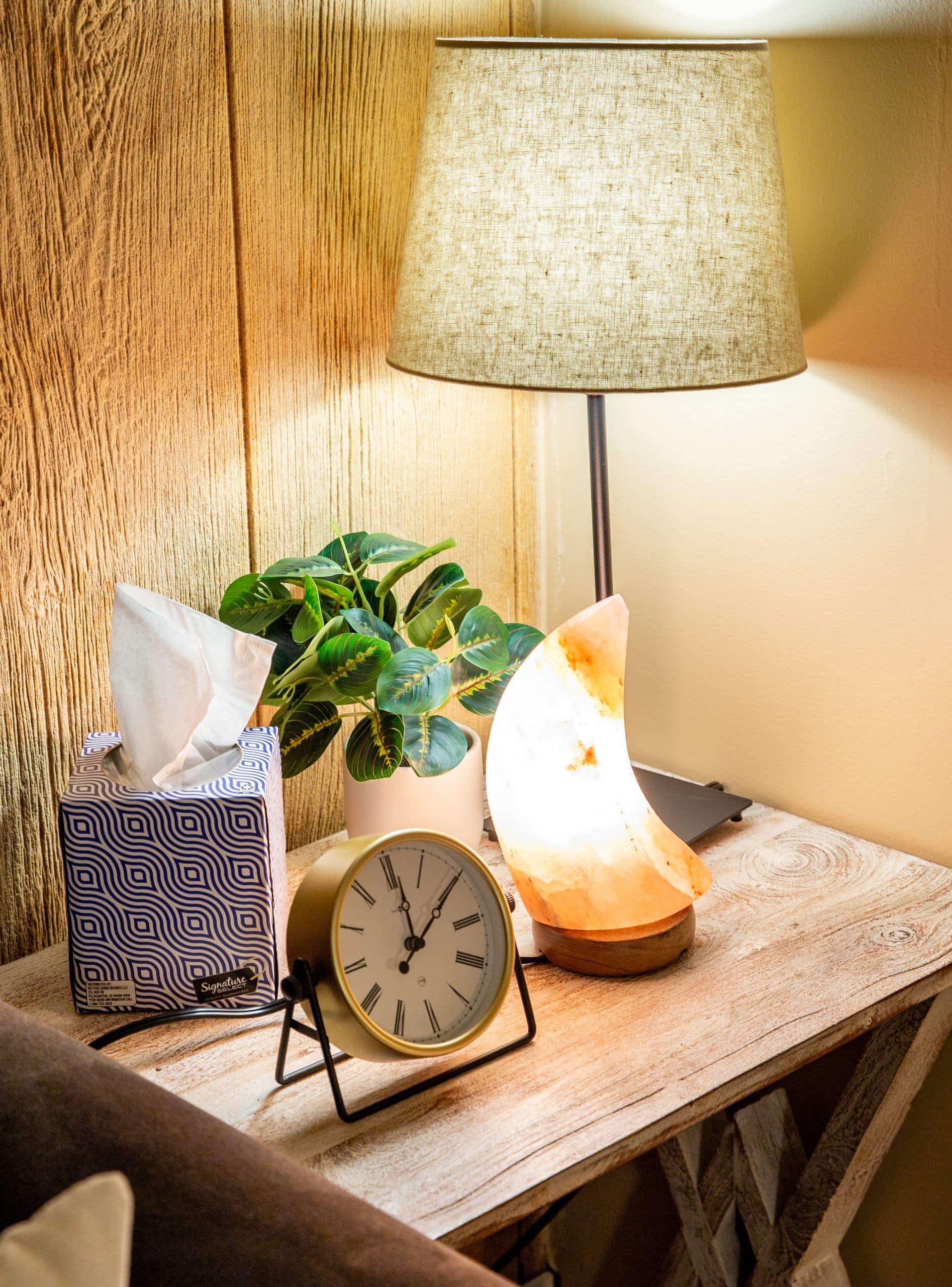 Calming therapy office corner with salt lamp and clock, setting for psychotherapy intensives with Andreina Zamudio LCSW